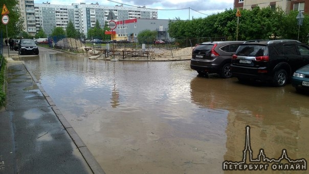 Во дворе Богатыского 27 к4 потоп холодной воды, служб нет