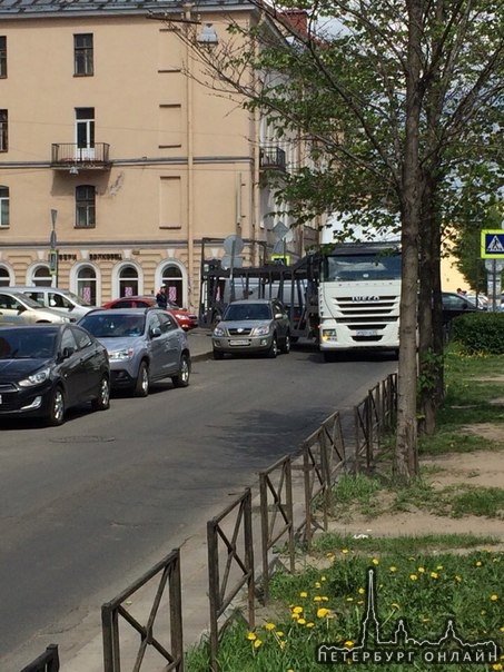 Фура не вписалась в поворот. Ул.