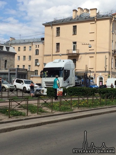 Фура не вписалась в поворот. Ул.