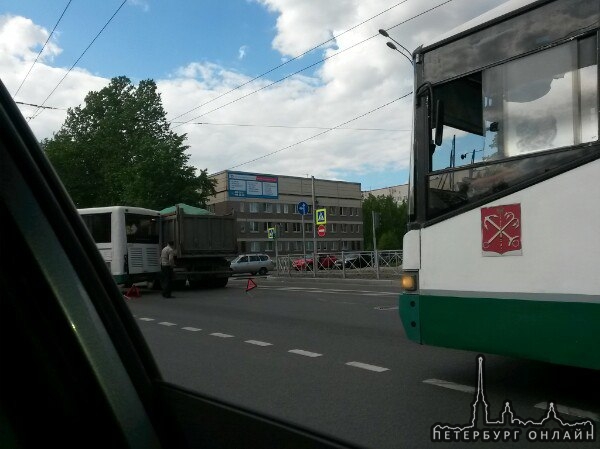 На перекрестке Замшинной и Мечникова. Самосвал забодал автобус.