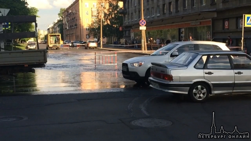 Прорыв трубы На Кондратьевском у Васенко