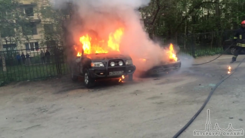 Во дворе на Софьи Ковалевской горело два автомобиля