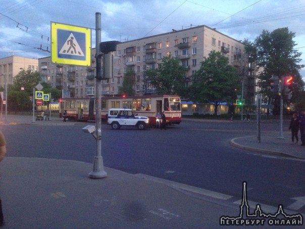 Пересечение Таллинской улицы и Новочеркасского проспекта, полиция и трамвай.