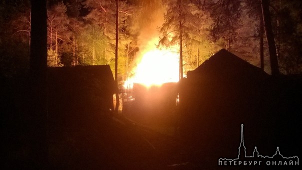 Пожар в Рахье,горят сараи,собачек спасли,жертв нет