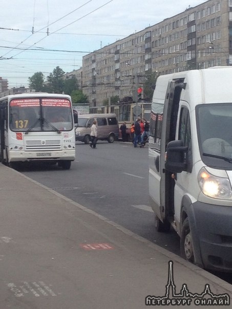 У метро ул. Дыбенко авария с трамваем, трамваи встали.
