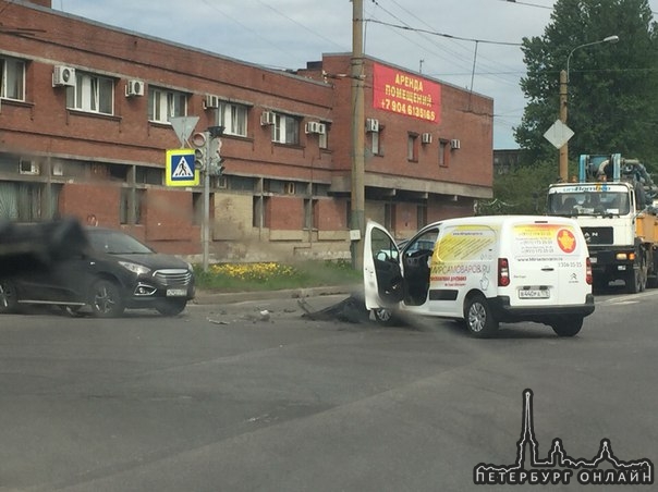 На перекрёстке ул.Книпович с ул.2й луч машинке из Мира Самоваров снесли перед