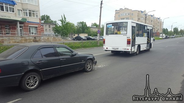 В Колпино на ул.Ремизова Mercedes ударил маршрутку