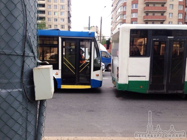 На проспекте Косыгина перед перекрёстком с проспектом Наставников столкнулись троллейбус с автобусом...
