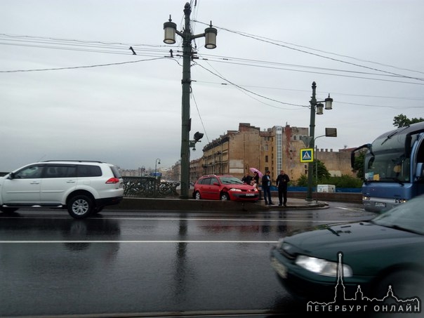 Автобус ехал в Финляндию по Литейному мосту, а въехал в машину, вытолкав её на тротуар моста .