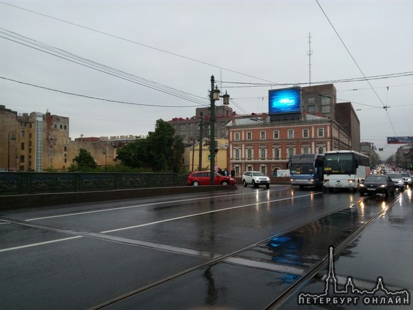 Автобус ехал в Финляндию по Литейному мосту, а въехал в машину, вытолкав её на тротуар моста .