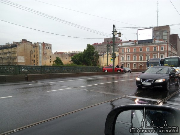 Автобус ехал в Финляндию по Литейному мосту, а въехал в машину, вытолкав её на тротуар моста .