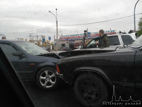 6 машин столкнулись на повороте с Выборгского шоссе в Парголово , на 12:27 , ГИБДД еще нет, поворот...