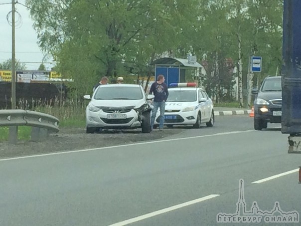 Авария на Пулковском шоссе (недалёко от Гатчины) из трёх машин. Таета в кювете, Kia правый ряд.