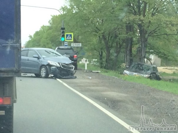 Авария на Пулковском шоссе (недалёко от Гатчины) из трёх машин. Таета в кювете, Kia правый ряд.