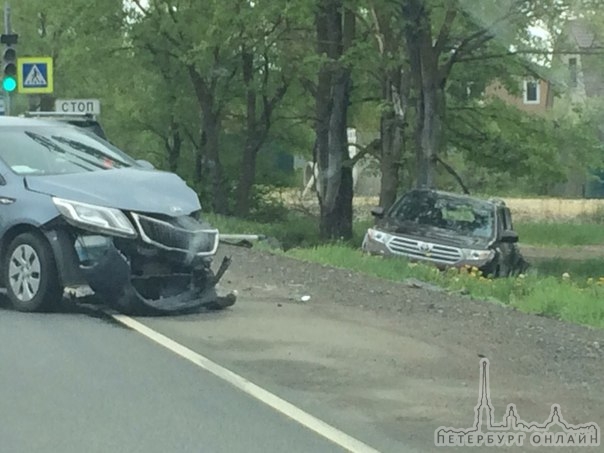 Авария на Пулковском шоссе (недалёко от Гатчины) из трёх машин. Таета в кювете, Kia правый ряд.