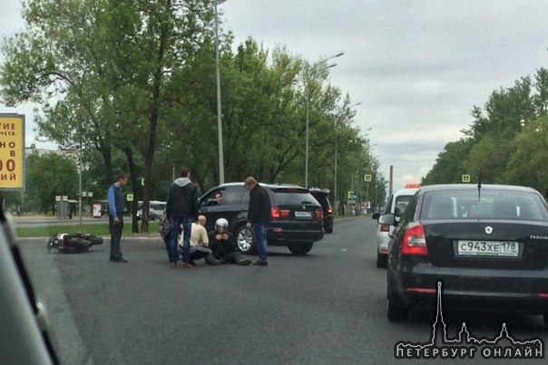 ГАЗель и мотоциклист столкнулись на Пулковском шоссе