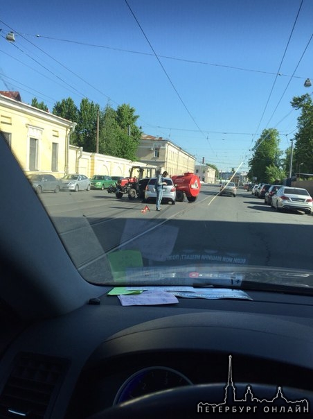 Автолюбитель протаранил разворачивающийся на ул. Чапаева трактор с бочкой
