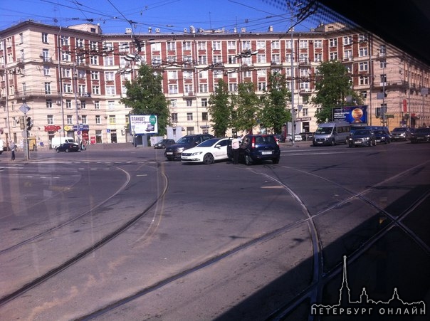 Ford и Volkswagen не поделили дорогу на площади у Метро Новочеркаская, на 9:45 пробки нет служб нет,