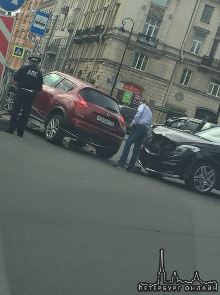 Mercedes ударил Juke на перекрестке Каменоостровского и кронверкского проспекта