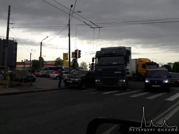 пл. Бехтерева пробки и служб пока нет.