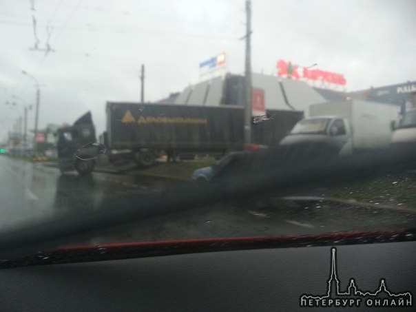 На Коломяжский проспект с парковки СитиМол скатилась фура. ДПС на месте