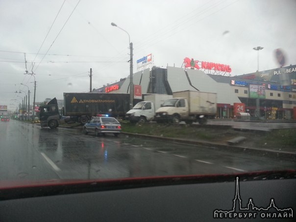 На Коломяжский проспект с парковки СитиМол скатилась фура. ДПС на месте