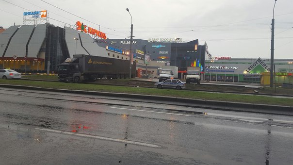 На Коломяжский проспект с парковки СитиМол скатилась фура. ДПС на месте