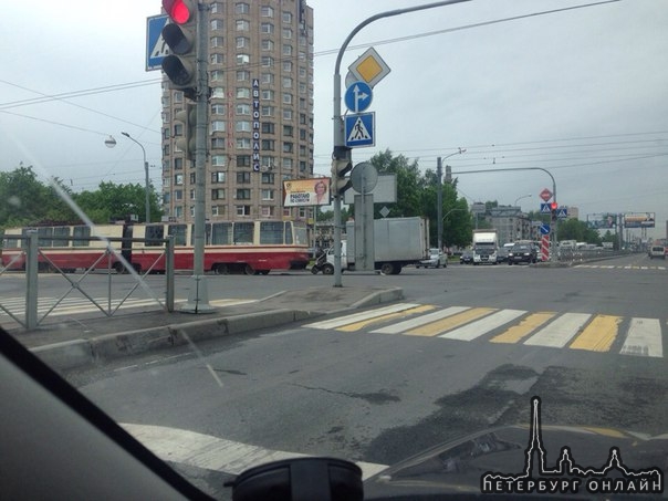 ГАЗель приехала в Трамвай на перекрёстке Ириновского и Энергетиков. ДПС нет.