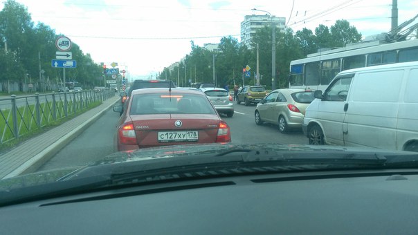 Авария между Renault и Шнивой на Суздальском проспекте перед ул. Ушинского.