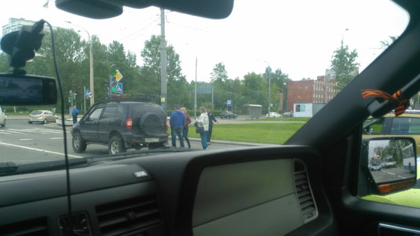 Авария между Renault и Шнивой на Суздальском проспекте перед ул. Ушинского.