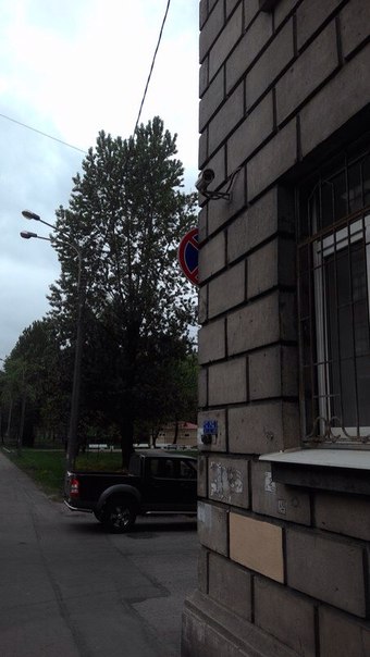 Знак выглядывает из-за угла дома на Книпович , все по ГОСТу