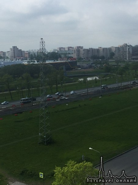Автомобиль задел пластиковые ограждения и уехал на рельсы с Петергофского шоссе , рядом с Кузнецова