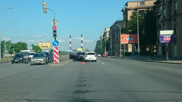 Догонялки на Малоохтинском в сторону моста Александра Невского. Занят левый ряд, служб нет.