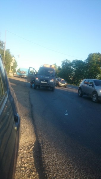 На московском шоссе после поста дпс в город,, грузовик Mercedes выехал в ГАЗельку на светофоре