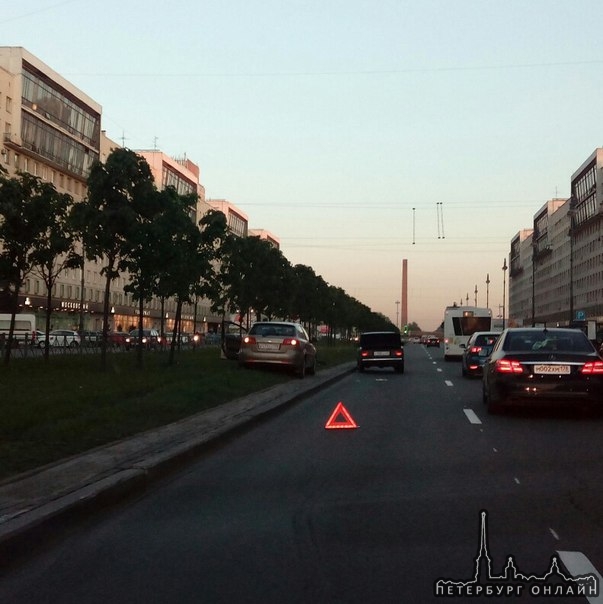 Московский проспект, сразу после метро Московская, за город. Не очень понятно что произошло.