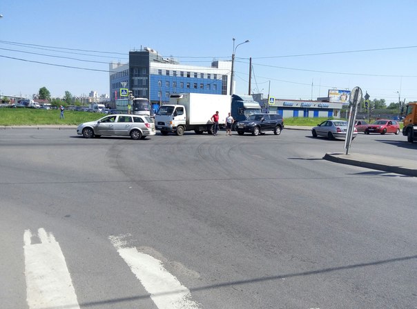 2 ДТП на перекрестке Народного Ополчения и Краснопутиловской,пробки особо нет. Дпс на месте.
