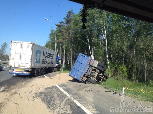 ДТП на Мурманском шоссе после путепровода на п.Морозова в сторону города, с участием 2 грузовиков, ...
