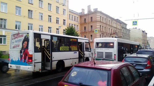 На Кондратьевском проспекте у дома 22 маршрутка догнала автобус у нерегулируемого перехода.