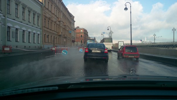 На Английской набережной до и после Благовещенского моста, разлив горячей воды, сужение дороги. Проб...