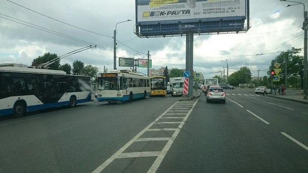 Ветеранов в сторону Корзуна, маршрутка и троллейбус, проезд в одну полосу.