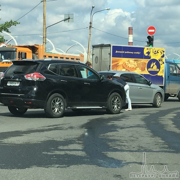 ДТП угол Кубинской и Краснопутиловской .Разбираются ,ругаются.Пробке быть.