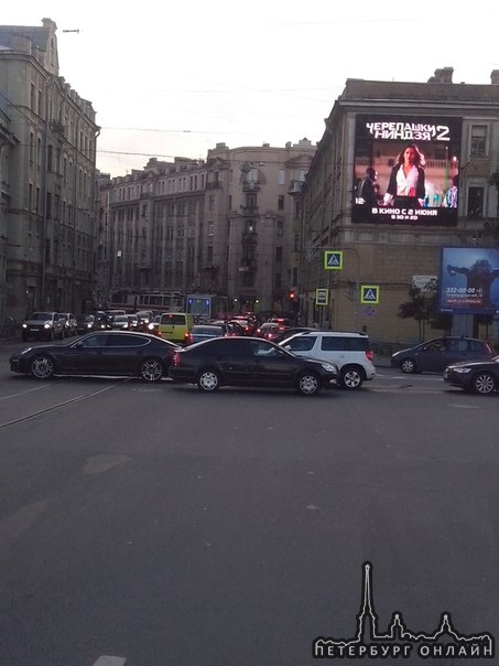 ДТП на улице Куйбышева в сторону Троицкого моста. Стоят трамваи в обе стороны,ДТП на путях,службы на...