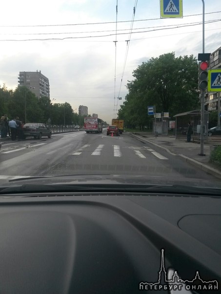 Что-то случилось на Софийской в сторону Белы Куна на пешеходном переходе. Свободен только средний ря...