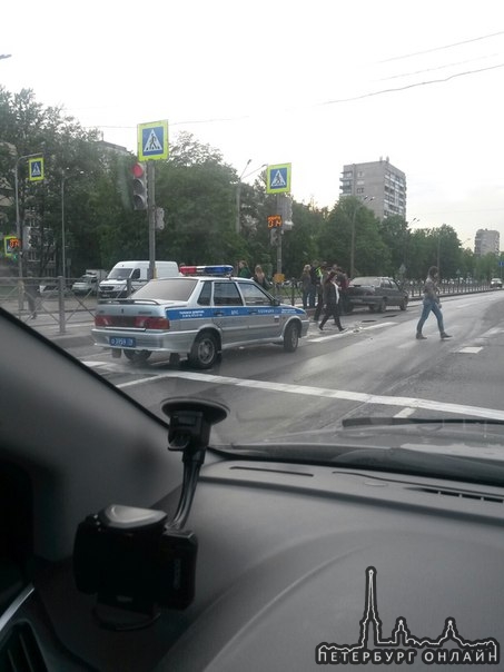 Что-то случилось на Софийской в сторону Белы Куна на пешеходном переходе. Свободен только средний ря...