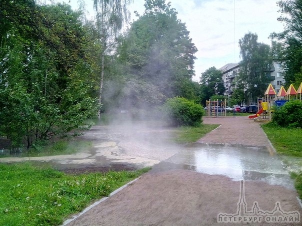 На детской площадке, напротив Кондратьевского, 79, походу трубу прорвало. Много пара, вода грязная.