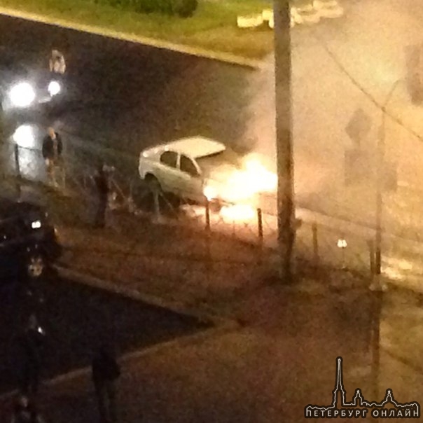 На углу Светлановского и учительской горит авто