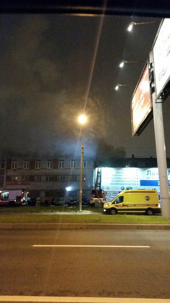 Пожар угол Оптиков и Планерной. Горит здание рядом с Петровичем.
