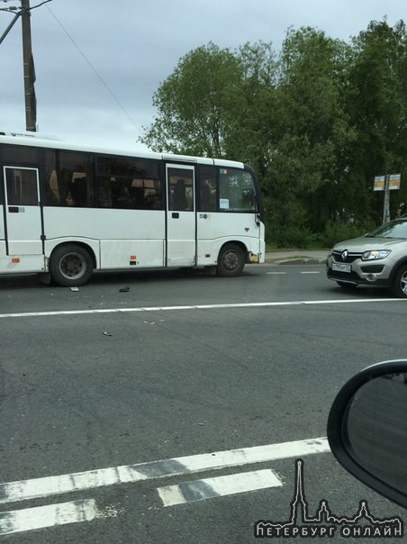 В Кронштадте ДТП на перекрёстке столкнулись автобус и легковушка.