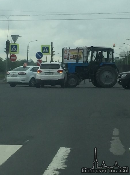 Hyundai IX35 атаковал трактор Беларусь ТМЗ 82 на перекрёстоке Луначарского и Северного проспектов. ДТ...