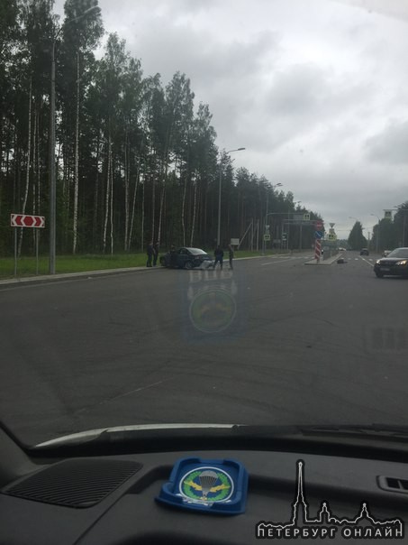 На перекрёстке Суздальского шоссе и Дороги на Каменку в неравной схватке под знак уступить дорогу и ...